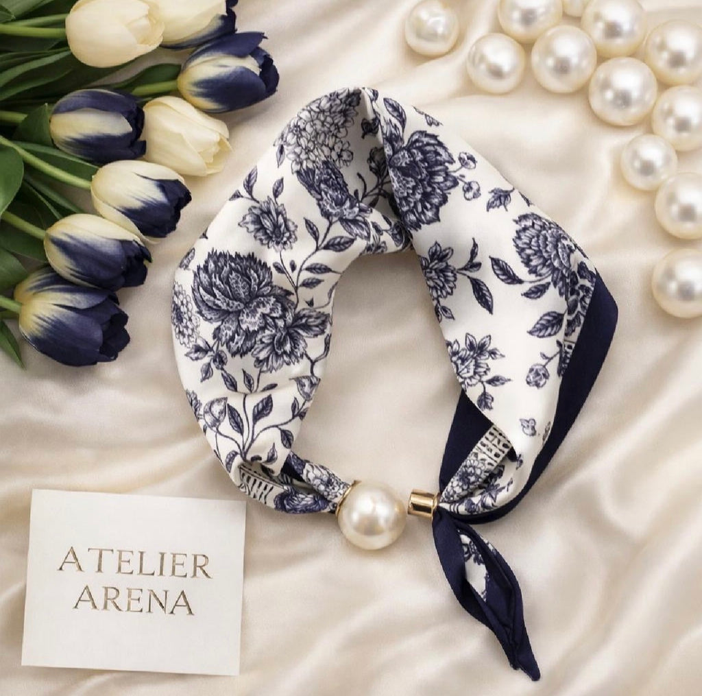 Halstuch mit Blumenmuster – Dunkelblau & Weiß