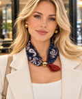 Écharpe Paisley Bleu Foncé avec Fermoir Magnétique à Perles Dorées