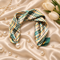 Emerald Pearl – Satijnen Sjaal met Parelsluiting