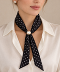 Écharpe noir et blanc à pois avec boucle perlée