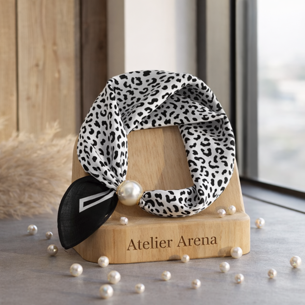 Leopard Print Sjaaltje met Zwart Accent en Parel