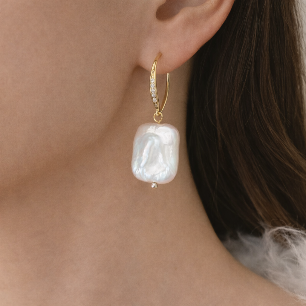 Zoetwaterparel Oorbellen met Goudkleurige Kristallen