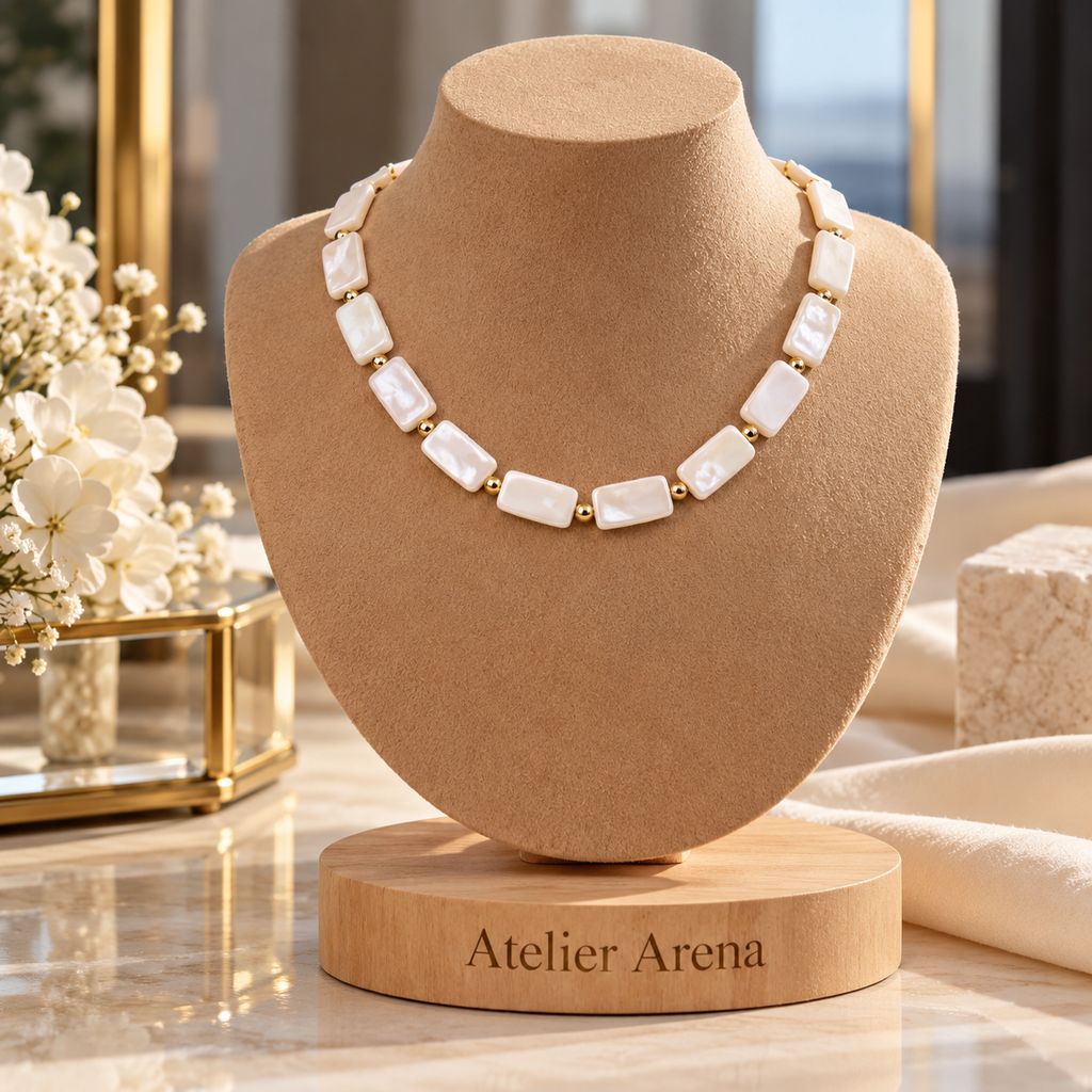 Collier en nacre avec détails dorés