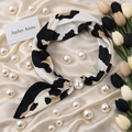 Elegante Zwart-Witte Dames Sjaal met Parel