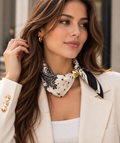 Zwart-Witte Satijnen Paisley Sjaal met Goudkleurig Detail